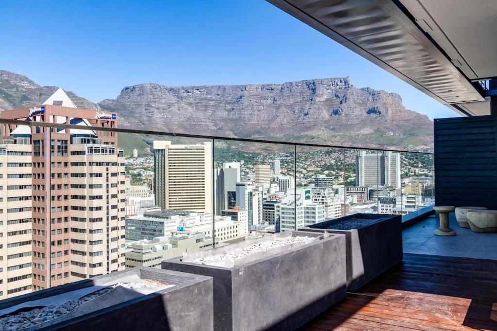een balkon met uitzicht op de stad en de Tafelberg bij Cape Town Bree Street 27th Floor Studio Apt Views in Kaapstad