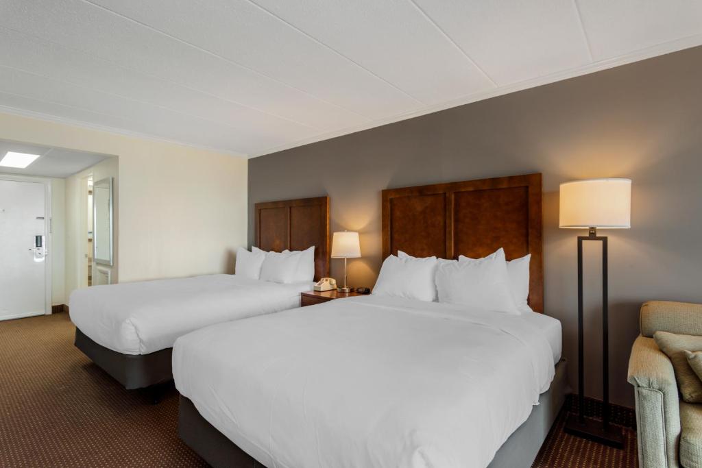 Postel nebo postele na pokoji v ubytování Quality Inn Ocean City Beachfront