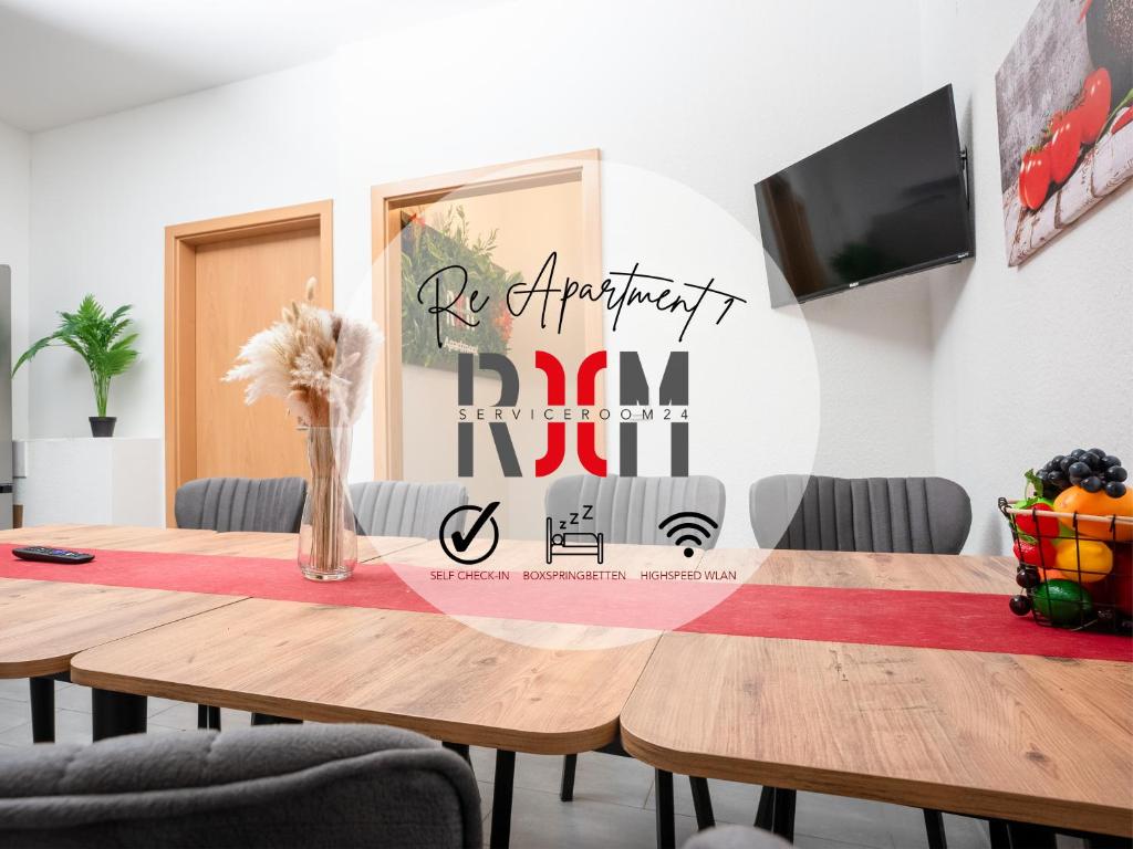 mesa de comedor con mantel rojo y blanco en SR24 - gemütliches Apartment 2 in Recklinghausen, en Recklinghausen