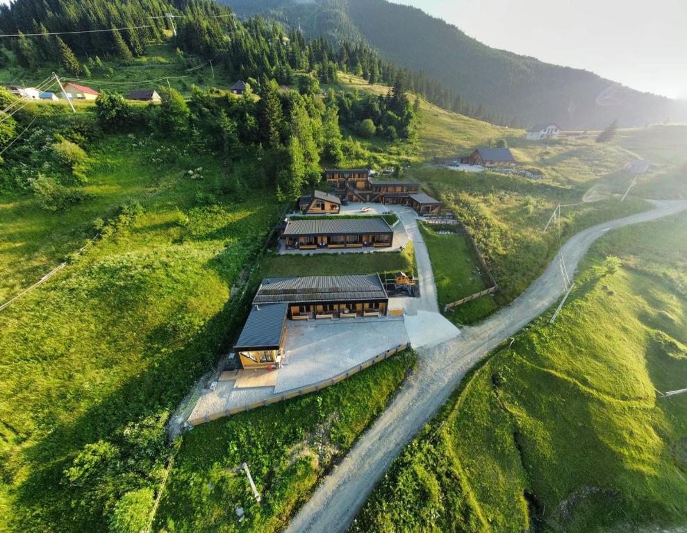 una vista aérea de una casa en una colina con una carretera en Panoramic Residence en Borşa