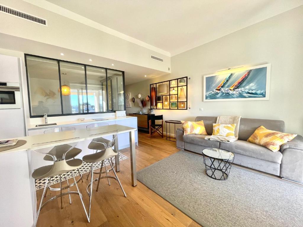 un salon avec un canapé et une table dans l'établissement Gallia Park by Welcome to Cannes, à Cannes