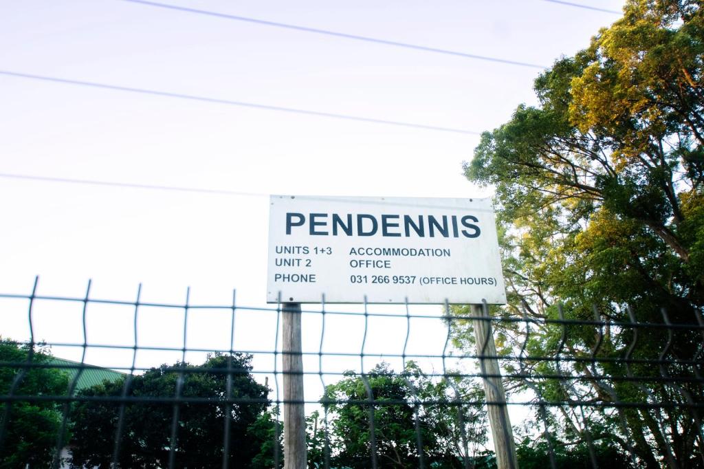 una señal que lee penternums en una valla en Pendennis, en Durban
