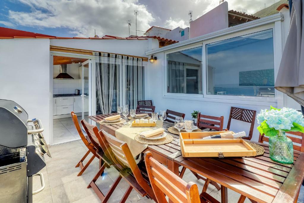 Posezení v ubytování Big terraced house, 100m to the beach, with BBQ and sea view