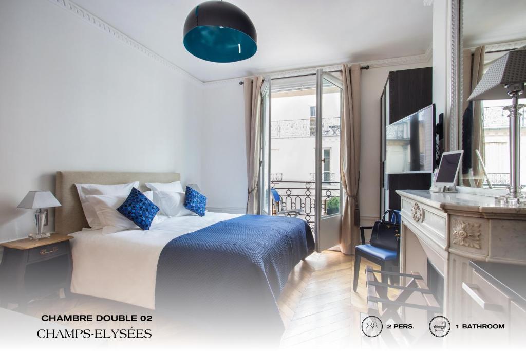 パリにあるBeauquartier - Champs-Elyséesのベッドとバルコニー付きのホテルルーム
