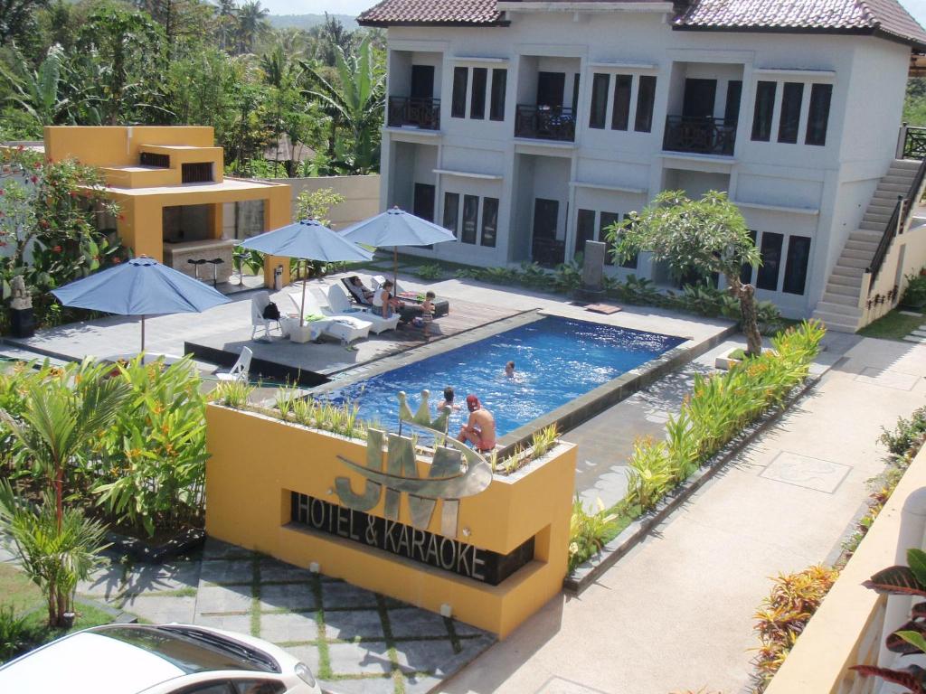 uma vista para a piscina no hotel escapaique em JM Hotel Kuta Lombok em Kuta Lombok