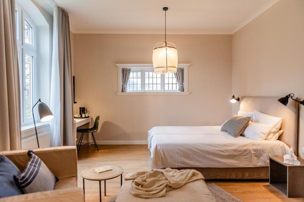 Postel nebo postele na pokoji v ubytování Aarskogs Boutique Hotel