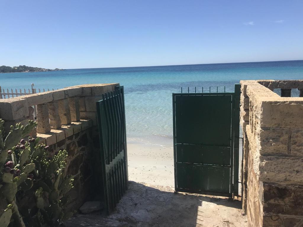 una puerta en la playa con el océano en el fondo en Villa Capitana, en Capitana