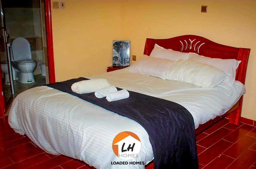 ナイロビにあるTwo Bedroom Apartmentのホテルルームのベッド1台(タオル2枚付)