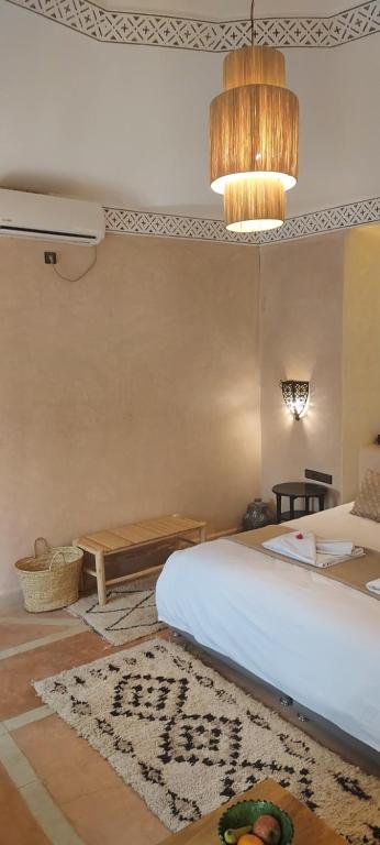 Postel nebo postele na pokoji v ubytování riad sbai palace