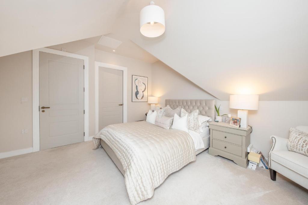 una camera bianca con un letto e un divano di Luxury 2 Bed Apartment - 28 mins train to London a Addlestone