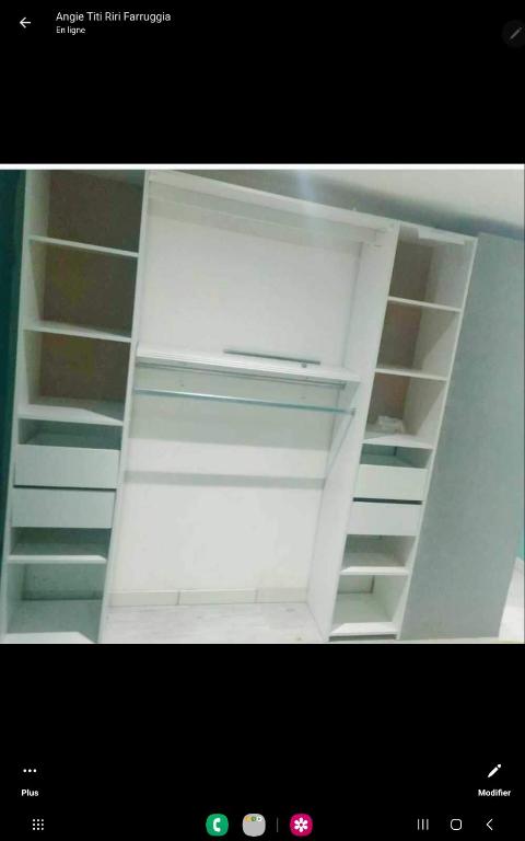 une étagère blanche vide dans une pièce dans l'établissement Adorable appartement, à Pézenas