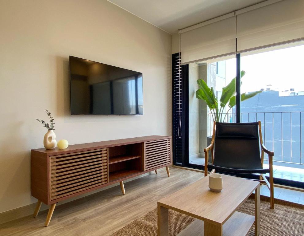 TV a/nebo společenská místnost v ubytování Pod by Wynwood House