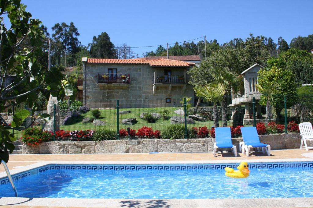 a pool with a rubber duck in front of a house at Casa do Ache in Rial