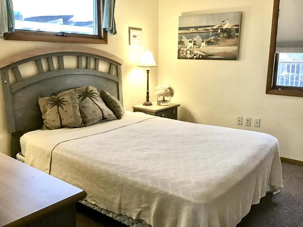 1 dormitorio con 1 cama blanca grande en una habitación en Vacation Rental With Pool On Lbi, en Brant Beach