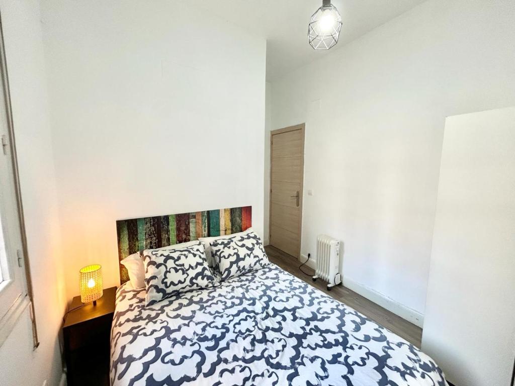 A bed or beds in a room at Madrid Rio Antonio Lopez A