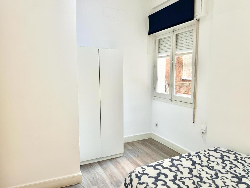 A bed or beds in a room at Madrid Rio Antonio Lopez A