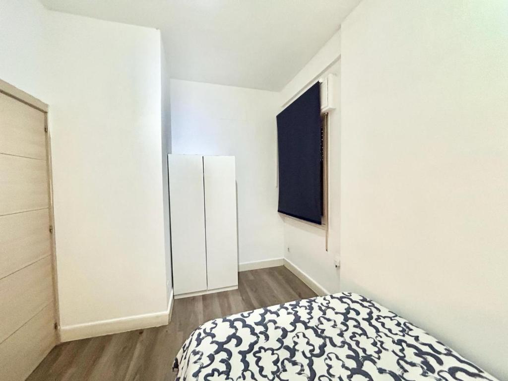 A bed or beds in a room at Madrid Rio Antonio Lopez A