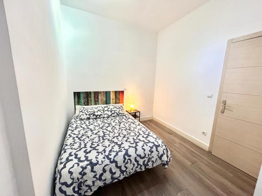 A bed or beds in a room at Madrid Rio Antonio Lopez A
