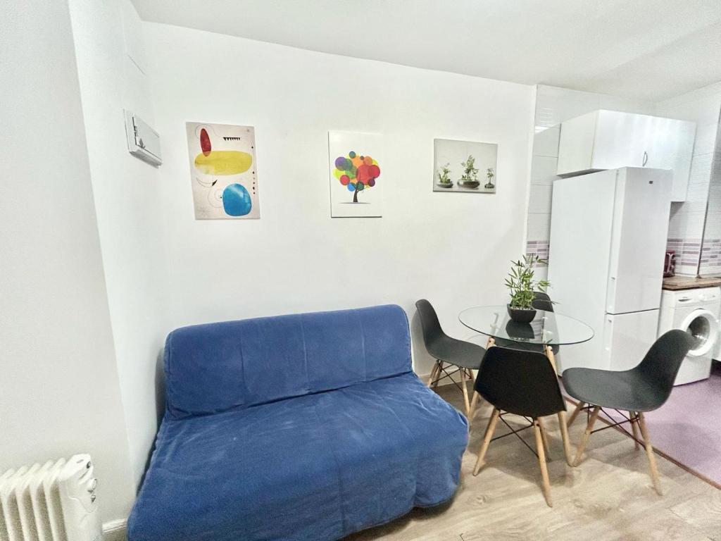 A seating area at Madrid Rio Antonio Lopez A