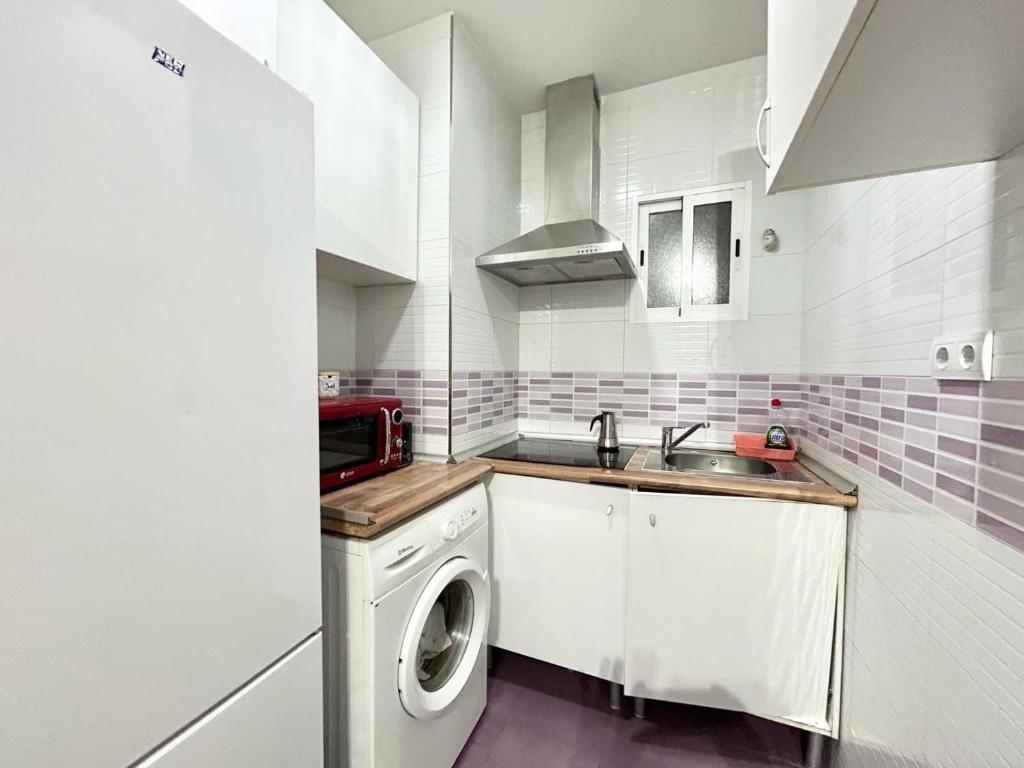 A kitchen or kitchenette at Madrid Rio Antonio Lopez A