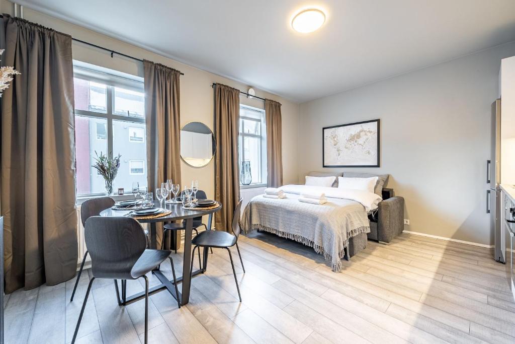 - une chambre avec un lit, une table et des chaises dans l'établissement Astro Laugavegur, à Reykjavik