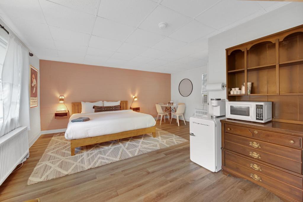 Al & Sally's Motel - Deluxe King Room