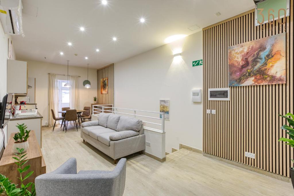 Posezení v ubytování Authentic & Spacious 3BR home with Private Terrace by 360 Estates