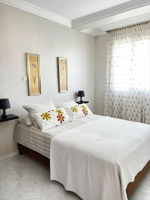 Un ou plusieurs lits dans un hébergement de l'établissement Cosy, sunny apartement in Nador with balcony