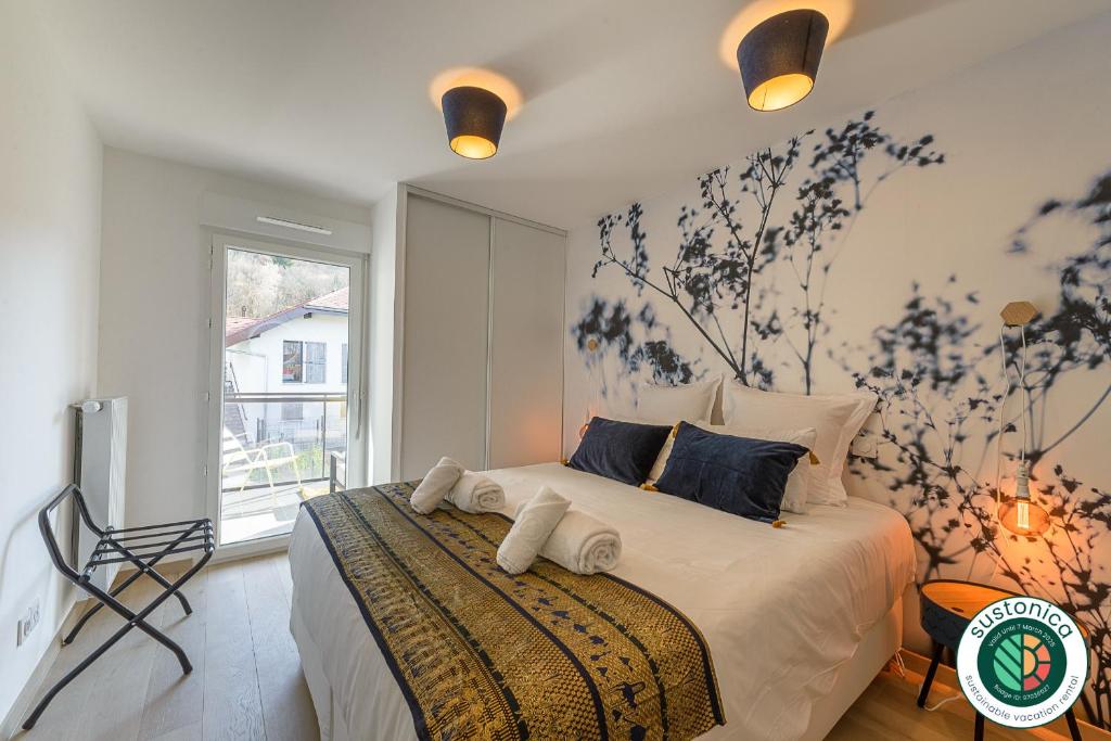 1 dormitorio con 1 cama grande y papel pintado con motivos florales en Le Cocon du Taillefer, à deux pas du lac et au pied de la piste cyclable- LLA Selections by Location lac Annecy, en Duingt
