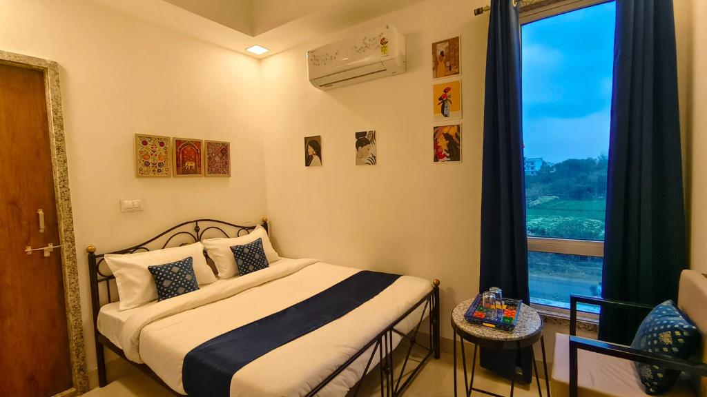 - une petite chambre avec un lit et une fenêtre dans l'établissement Hotel Amazing Udaipur (Prime inn ), à Udaipur