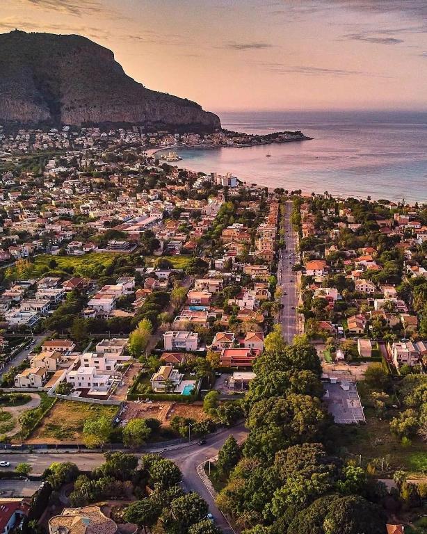mondello sea view beach apartment, Palermo (updated prices 2026)