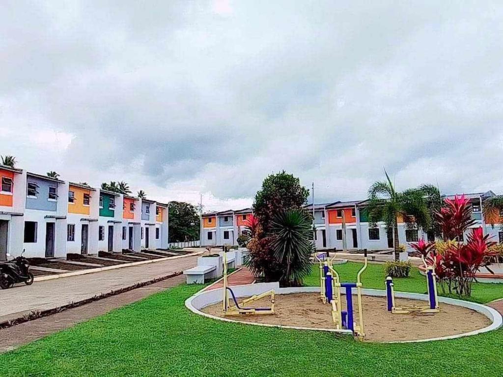 um parque infantil em frente a uma fila de casas em IRIGA CITY TRANSIENT HOUSE em Iriga City