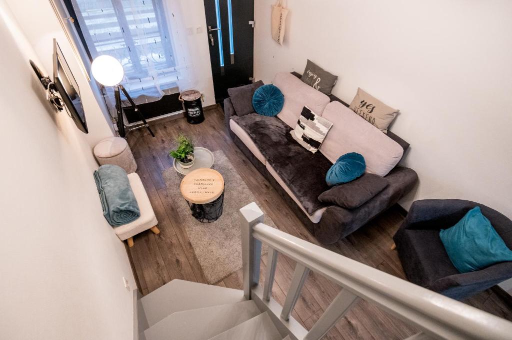 une vue aérienne d'un salon avec un canapé et des chaises dans l'établissement Maison Léonard, à Honfleur