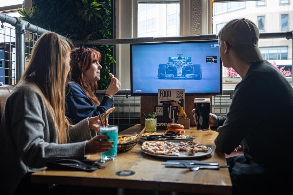 TV a/nebo společenská místnost v ubytování St Christopher's Inn Hammersmith