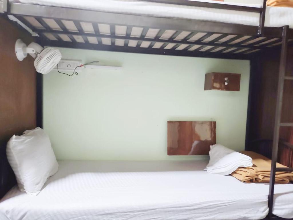 Postel nebo postele na pokoji v ubytování Vakola Dormitory AC Beds