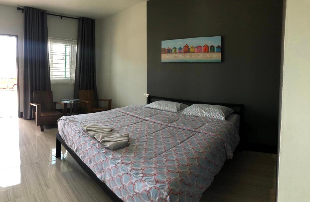 1 dormitorio con 1 cama con edredón morado en Sleep@819 รีสอร์ท, en Ban Sam Phrao