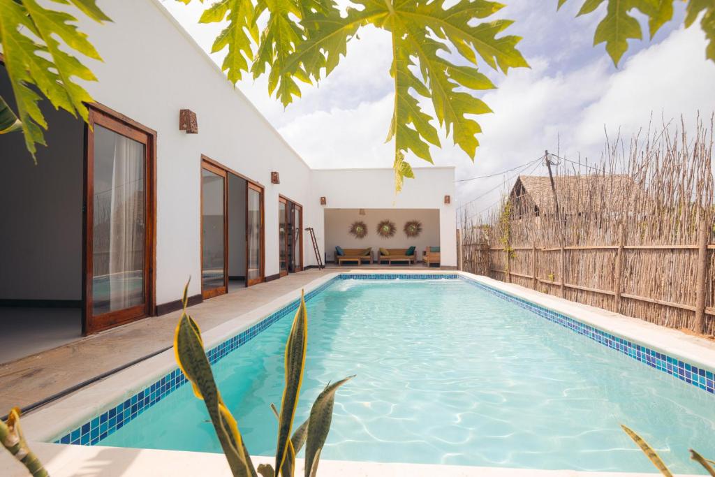 einen Pool im Hinterhof eines Hauses in der Unterkunft Bukoba Villas - Iris - Private Pool, AC & Wi-Fi in Nungwi