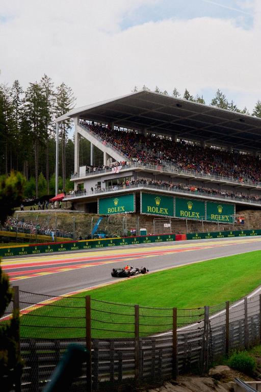 Fotografie z fotogalerie ubytování GrandPrixCamp closest to the track including track view v destinaci Stavelot
