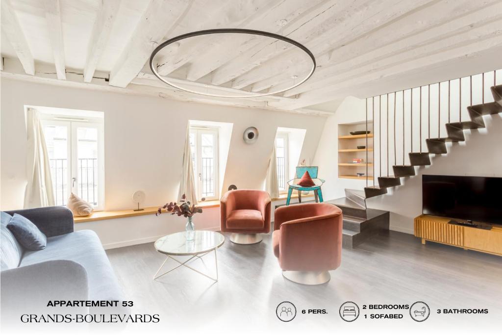 - un salon avec un canapé, des chaises et un escalier dans l'établissement Beauquartier - Grands Boulevards, à Paris