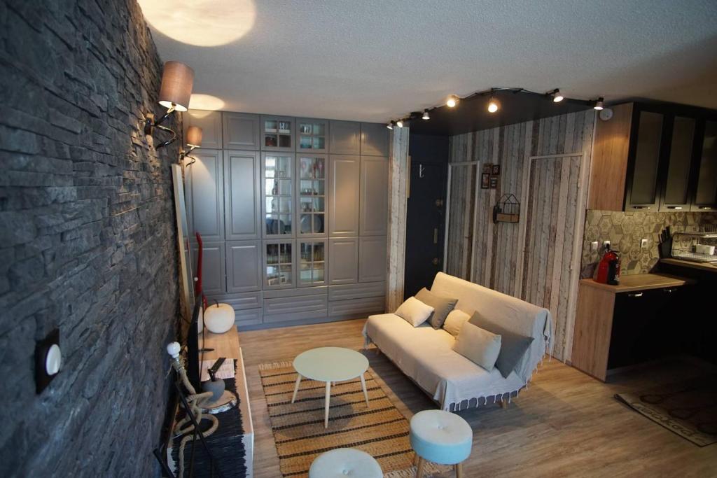 een woonkamer met een witte bank en een tafel bij Bel appartement moderne, tout à pied in Saint-Mandrier-sur-Mer