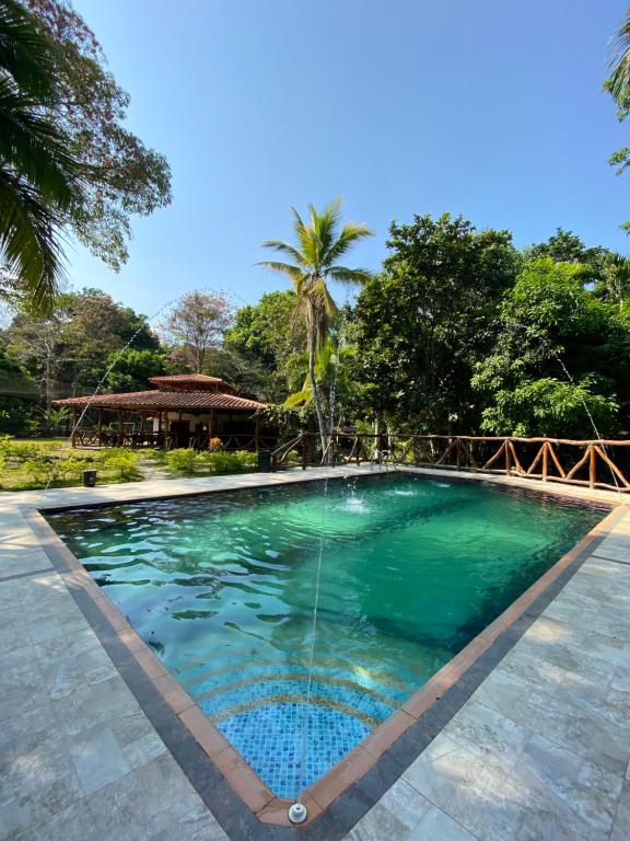 uma piscina com água verde num resort em EcoHotel Inka Minka em Santa Marta