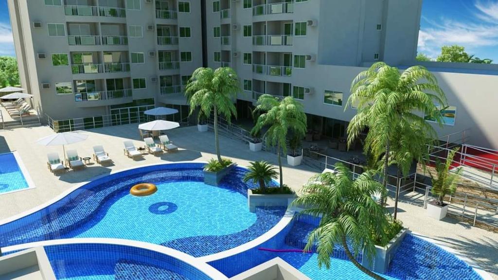 einen Blick über ein Hotel mit Pool und Palmen in der Unterkunft Atrium Thermas Residence Service in Caldas Novas