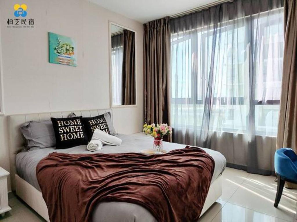 - une chambre avec un grand lit et une fenêtre dans l'établissement I Soho @ I City by Bai Yi # 083a, à Shah Alam