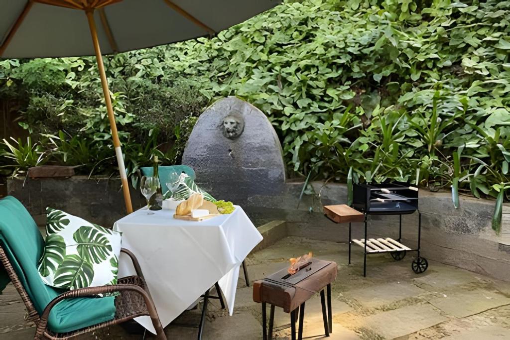 a table and chairs and an umbrella on a patio at Cabana no meio do Vale! (Itaipava-Araras) in Petrópolis