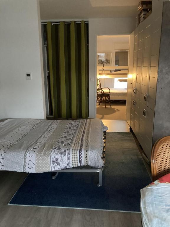 - une chambre avec un lit et une porte verte dans l'établissement pleyel, à Saint-Denis