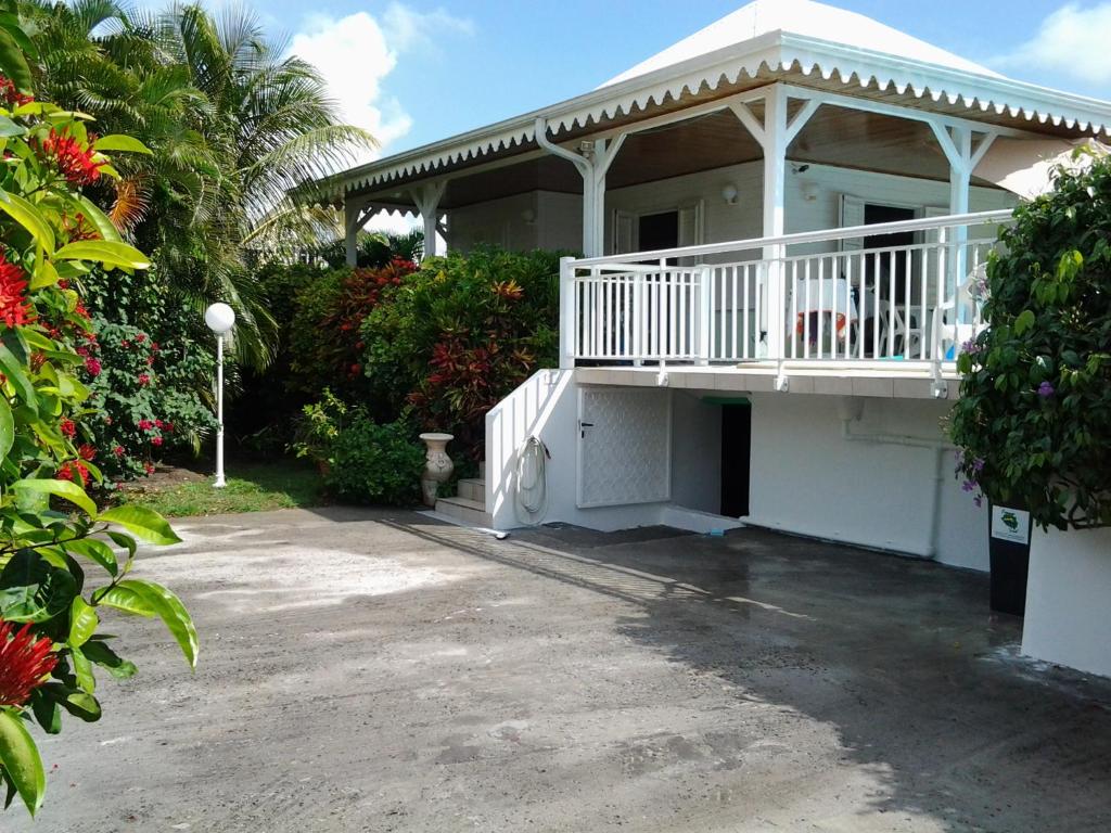 uma casa branca com um alpendre e uma varanda em Villa ty gwen em Sainte-Anne