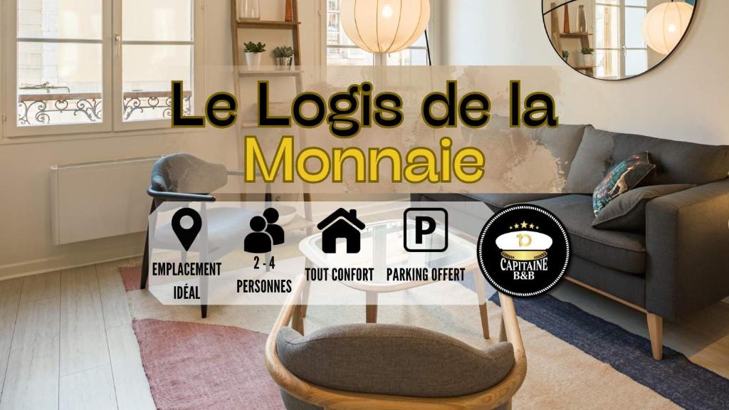 uma sala de estar com um sofá e uma cadeira em Logis de la Monnaie - Centre Historique - Parking offert em Troyes
