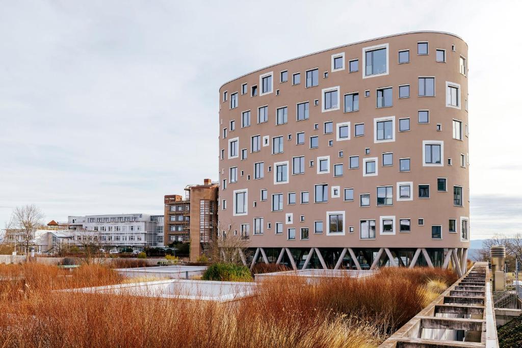 un edificio alto con un puente delante de él en GZT Das Gästehaus, en Tübingen