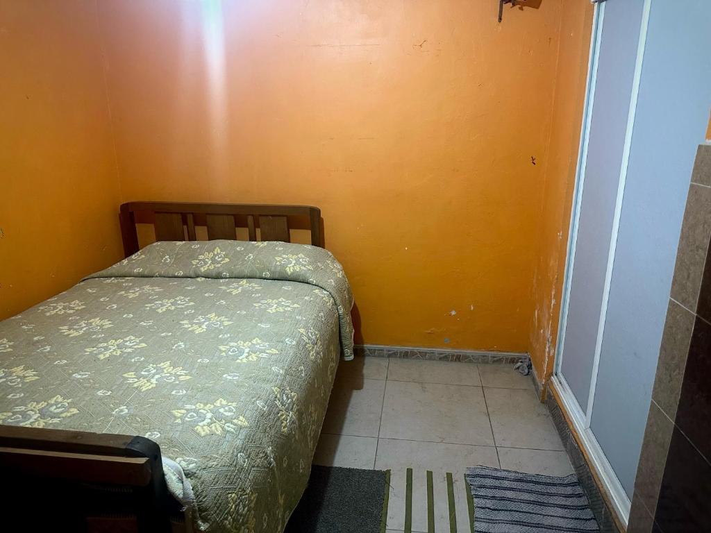 - une petite chambre avec un lit dans l'établissement Lucia, à Mexico