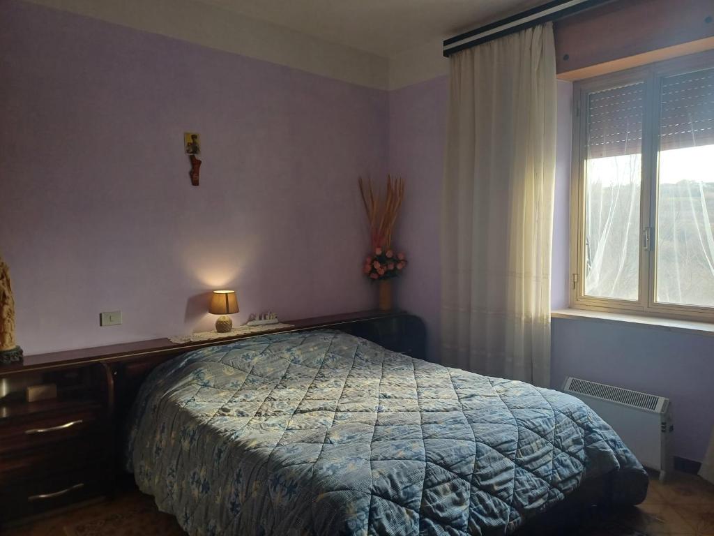 una camera con letto e finestra di La casa di Lili a Lugnano in Teverina